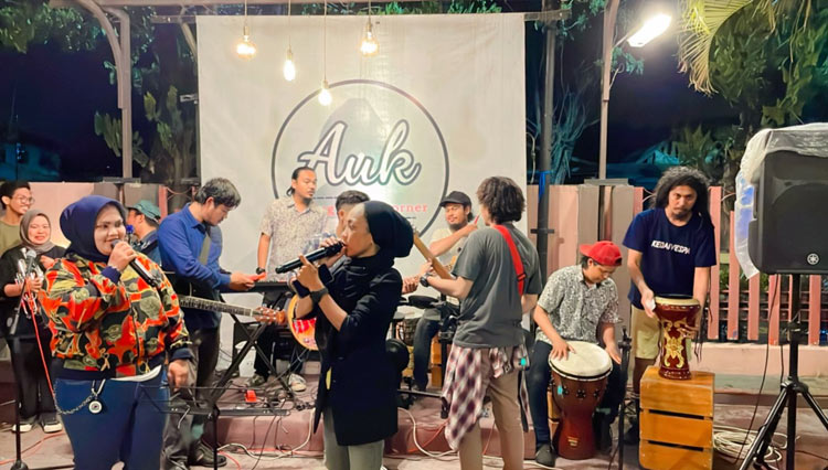 Musisi Kota Palu 'Ngamen', Hasilnya Bantu Pekerja Seni yang Membutuhkan 