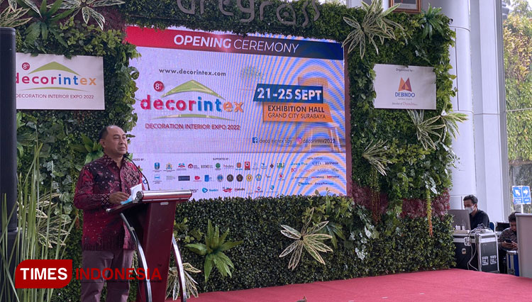 Direktur PT Debindo Mitra Tama Budiono saat memberikan sambutan pembukaan Decorintex 2022. (FOTO: Shinta Miranda/TIMES Indonesia)