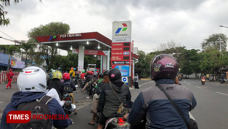 Antrean Mengular Terjadi di SPBU Kota Malang, Konsumsi Pertalite Meningkat