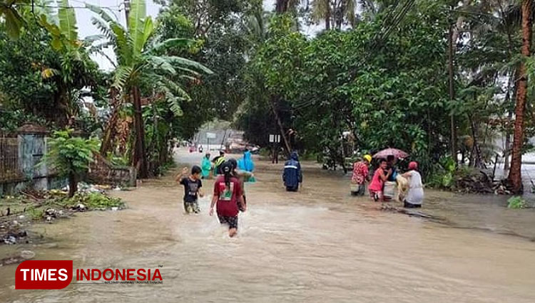 Kondisi jalan akses ke Kota Baru terendam banjir. (Foto: Syamsul Ma'arif/TIMES Indonesia)
