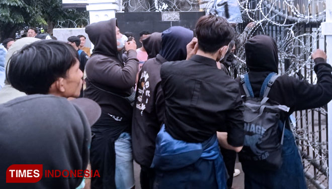 Aksi demo mahasiswa tolak harga BBM naik di depan Gedung DPRD Jabar berakhir ricuh, Kamis (22/9/2022). (Foto: Iwa/TIMES Indonesia)
