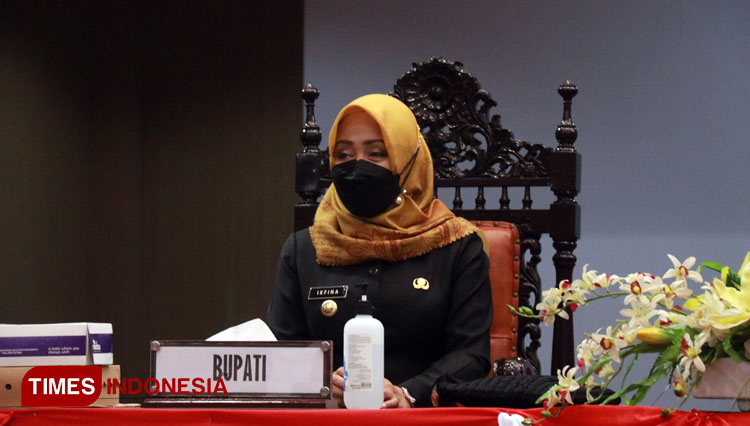 Foto: Bupati Mojokerto, Ikfina Fahmawati saat dalam agenda Rapat Paripurna pembahasan 4 Raperda inisiatif DPRD Kabupaten Mojokerto, Kamis (22/9/2022) (Dok. Kominfokab Mojokerto for TIMES Indonesia)