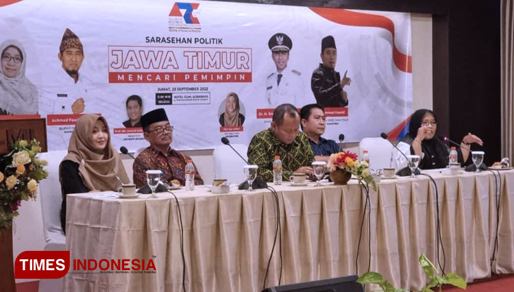 Ketua Golkar Jatim Sarmuji (tengah) saat menjadi pembicara dalam acara Sarasehan Politik di Hotel Elmi Surabaya, Jumat (23/9/2022). (Foto: Lely Yuana/TIMES Indonesia) 
