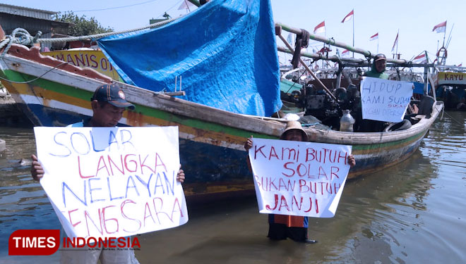 Solar Langka, Nelayan Gresik Melawan Dengan Demo di Atas Perahu