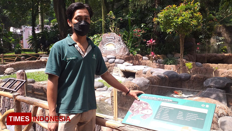 Petugas-Bandung-zoo.jpg