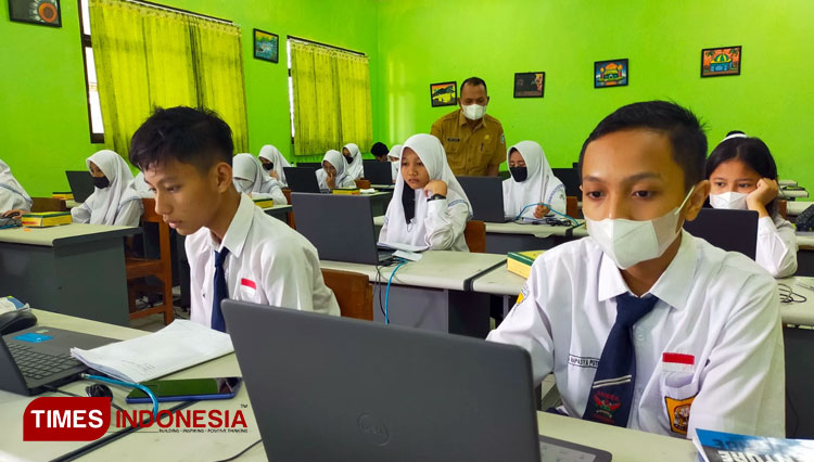 Siswa SMP Negeri Lamongan yang mengikuti ANBK di lembaga sekolahnya, Jumat (24/09/2022), Foto : Dinas Pendidikan Lamongan for TIMES Indonesia)