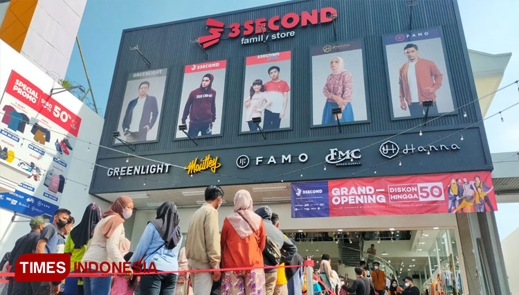 Antrean panjang pelanggan 3Second saat opening di Jombang, Sabtu (24/9/2022). (FOTO : Rohmadi/TIMES Indonesia)