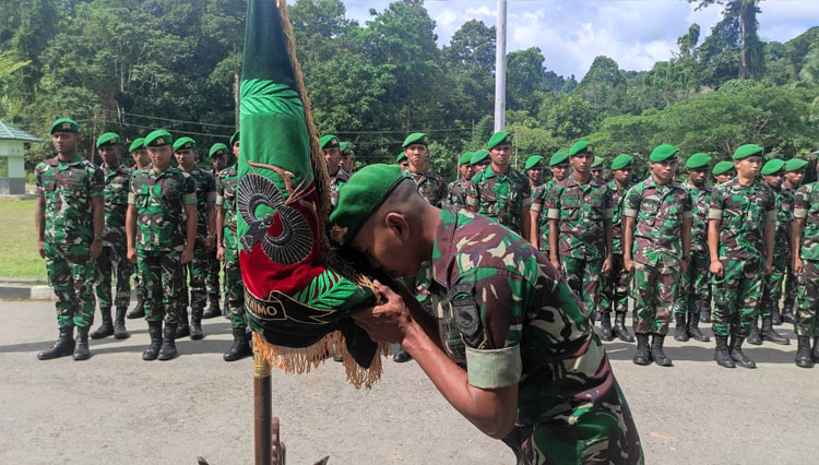Brigif 26 GP XVIII Kasuari melaksanakan upacara tradisi pelepasan pindah satuan personel Brigif 26 GP XVIII Kasuari ke satuan baru, Sabtu (24/9/2022) di Lapangan Apel Brigif 26 GP XVIII Kasuari, Kabupaten Kaimana, Papua Barat.