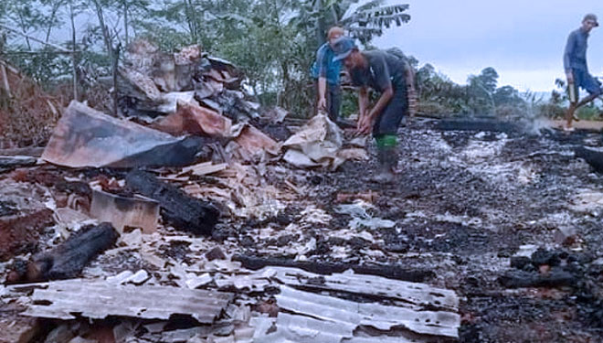 Kobaran-api-membakar-saung-produksi-ba426208ecc0cc1cc.jpg