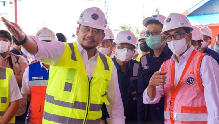 Menhub Budi Karya Sumadi bersama Wali Kota Medan Bobby Nasution saat meninjau proyek pembangunan jalur KA layang Medan-Binjai Tahap II. (FOTO: instagram Pemkot Medan)