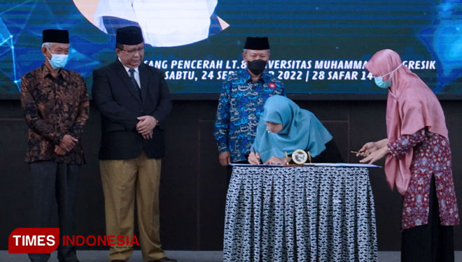 Rektor UMG Nadhirotul Laily saat menandatangani berita acara pelantikan (Foto: Akmal/TIMES Indonesia).
