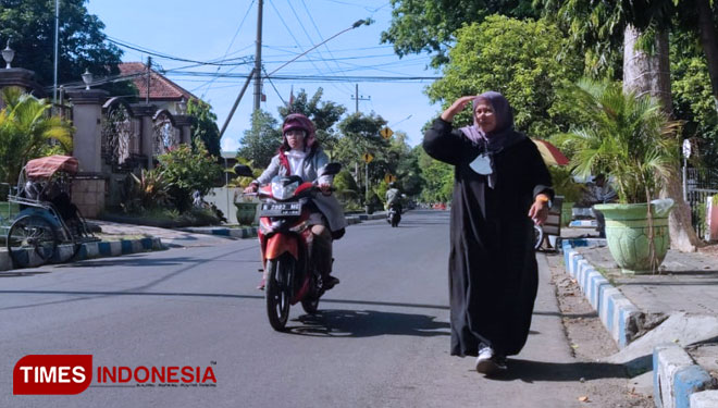 Warga Kota Probolinggo diimbau untuk mengenakan pakaian tertutup untuk menghindari terik matahari. (FOTO: Sri Hartini/TIMES Indonesia)
