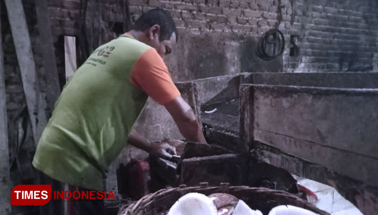 Proses produksi minyak kelapa yang masih tradisional. (Foto: Totok Hidayat/TIMES Indonesia)