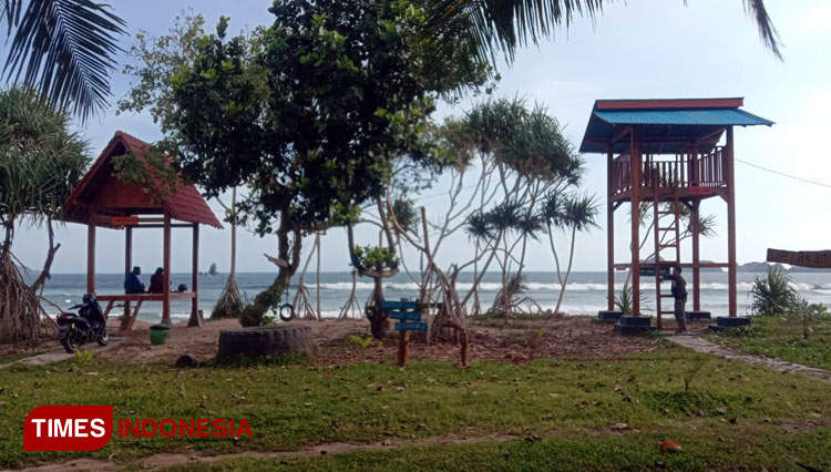 Suasana destinasi wisata Pantai Gumuk Kancil Pulau Merah, di Dusun Pancer, Desa Sumberagung, Kecamatan Pesanggaran, Banyuwangi. (Foto : Syamsul Arifin/TIMES Indonesia)
