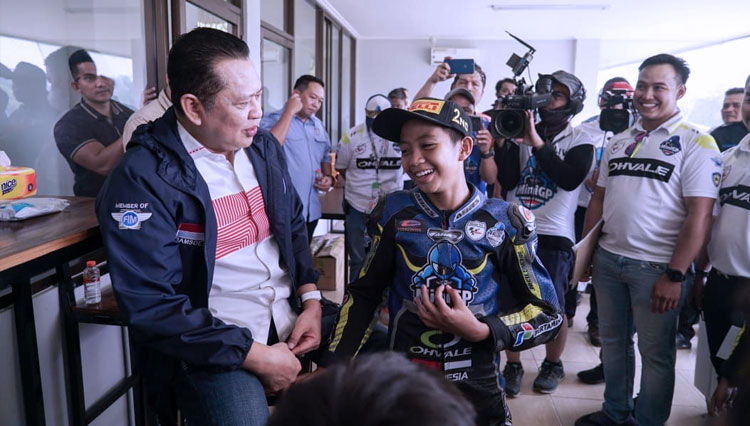 Ketua IMI. Bambang Soesatyo membuka seri ke-4 FIM MiniGP Indonesia Series 2022 di Sentul International Karting Circuit, Bogor, Minggu (25/9/2022). (FOTO: IMI)