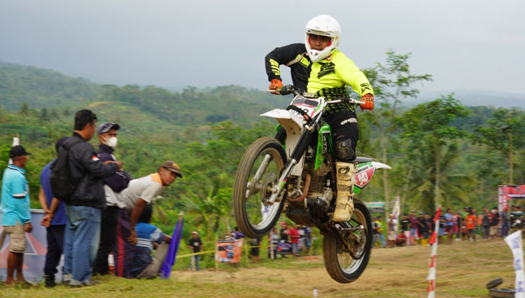 Aksi jumping peserta motocross. (FOTO: Pendem 071 Wijayakusuma for TIMES Indonesia)