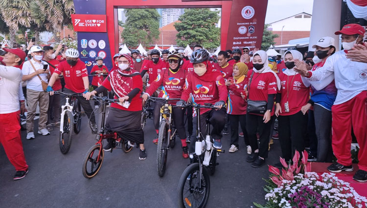 Gubernur Khofifah memberangkatkan 1.300 peserta fun bike dalam rangka World Heart Day (Hari Jantung Dunia) 2022 di Gedung Negara Grahadi Surabaya, Minggu (25/9/2022) pagi. (FOTO: Dok. Humas Pemprov Jatim)