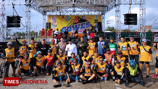 Bupati Malang HM Sanusi (baju putih) bersama peserta Gowes Seduluran NK Cafe Malang. (Foto: Naufal Ardiansyah/TIMES Indonesia)