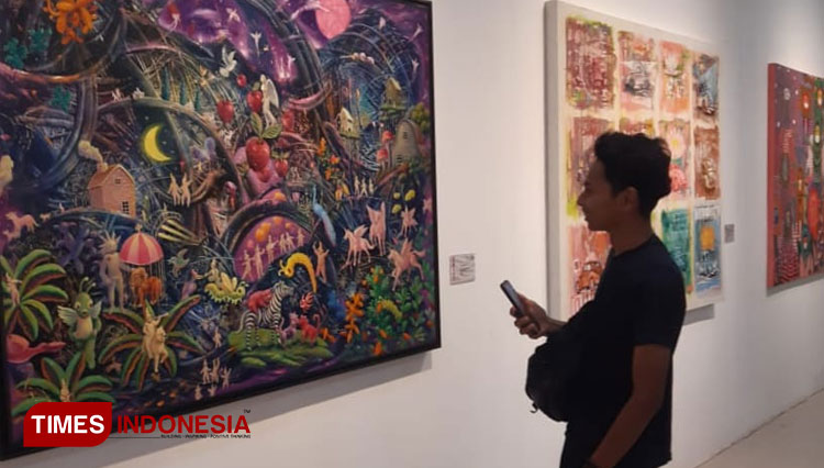 Pengunjung saat melihat karya dari Seniman Gasrug (Foto: Gasrug for TIMES Indonesia).
