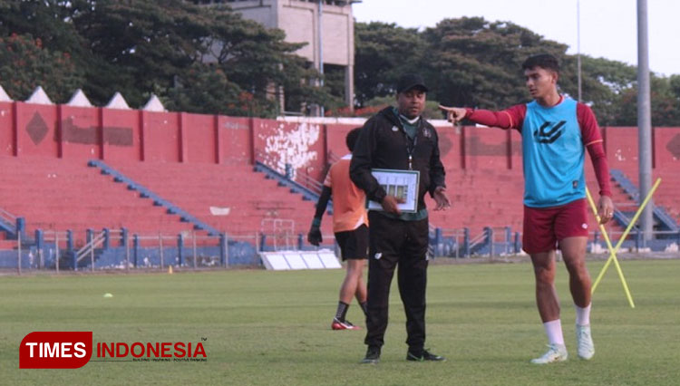 Pelatih Divaldo Alves saat berdiskusi dengan M Ridwan dalam sebuah latihan Persik Kediri (FOTO: Yobby/TIMES Indonesia)