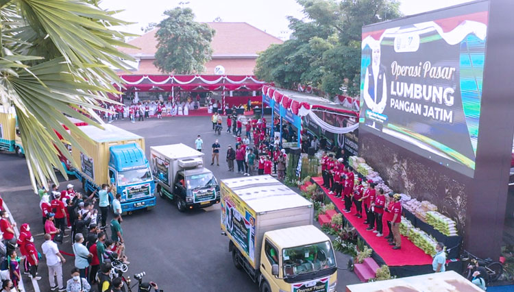 Puluhan truk pengangkut komoditas bahan pokok siap berangkat menuju 25 pasar yang tersebar di 8 kabupaten/kota di Jawa Timur dalam rangka Operasi Pasar Lumbung Pangan Jatim, Minggu (25/9/2022). (FOTO: Dok. Humas Pemprov Jatim) 