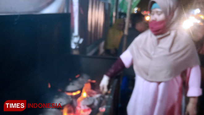 Sorabi Abah Rahman di Alun-alun Kota Banjar merupakan Sorabi legendaris yang banyak dikenal pecinta kuliner. (Foto: Susi/TIMES Indonesia)2. Lapak Sorabi Abah Rahman berada di Kawasan Alun-alun Kota Banjar dan selalu di padati pembeli. (Foto: Sus