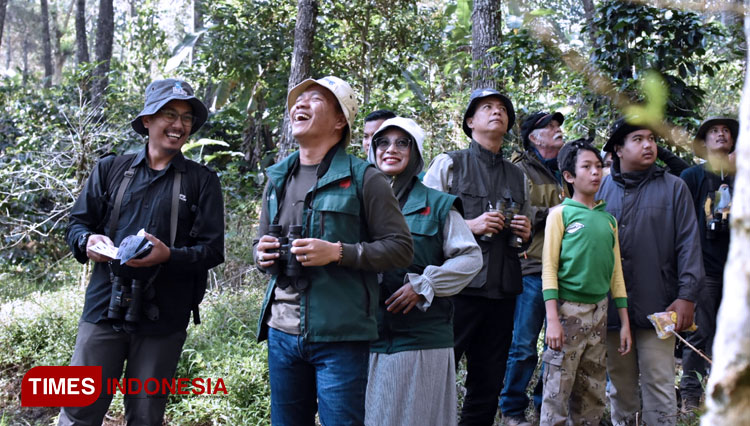 Bupati Bandung H.M.Dadang Supriatn mencanangkan kegiatan Bedas Ngaleuweung, di Curug Bentang Pajajaran, Desa Alamendah, Kec Rancabali, Kab Bandung, Minggu (25/9/22). (FOTO: Iwa/TIMES Indonesia)