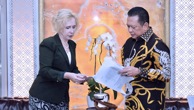 Ketua MPR RI Bambang Soesatyo menerima informal Duta Besar Federasi Rusia untuk Indonesia, H.E. Mrs. Lyudmila Georgievna Vorobieva, Senin (26/9/2022). (FOTO: dok MPR RI)