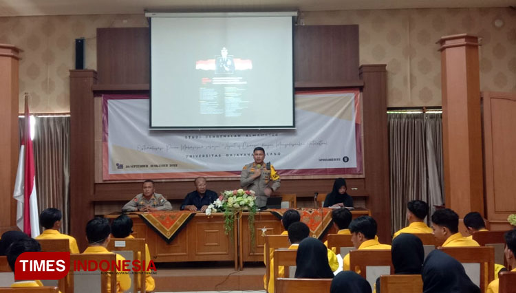 Kapolresta Malang Kota Kombes Pol Budi Hermanto saat memberikan materi kepada mahasiswa baru Uniga Malang. (Foto: Naufal Ardiansyah/TIMES Indonesia)