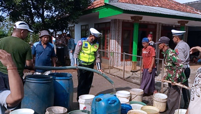 Dampak Musim Kemarau, Satu Desa di Probolinggo Alami Kekeringan, Polisi Suplai Air Bersih