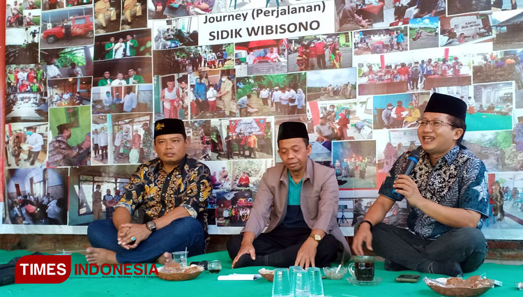 Rudi Hartono Latif (pegang mic) saat memberikan pemaparan pentingnya revitalisasi BUMDes dan BumDesma si Desa Sidodadi, Kecamatan Wongsorejo, Banyuwangi, Jawa Timur. (Foto: Ahmad Sahroni/TIMES Indonesia)