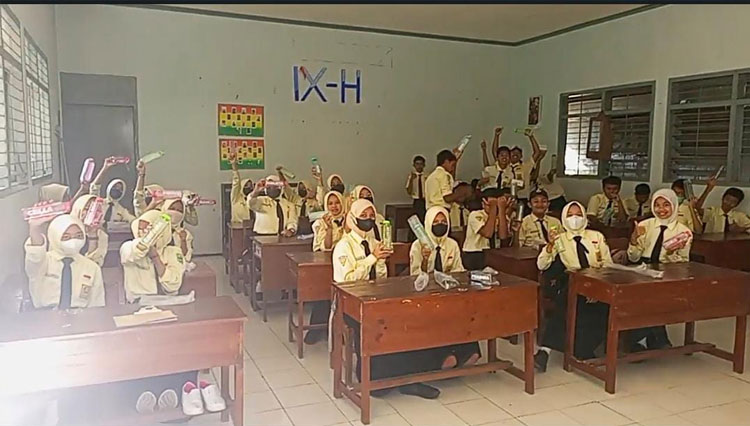 Pokja Makan SMP1 Ngantang dengan membawa alat makanan sendiri untuk menjaga pola hidup sehat dan bersih.(Foto: SMPN 1 Ngantang)