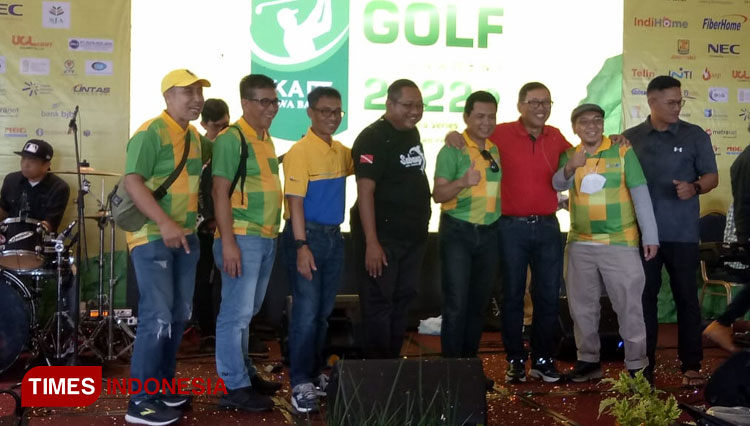 IKA ITS Jabar Main Golf Sambil Bantu Panti Jompo