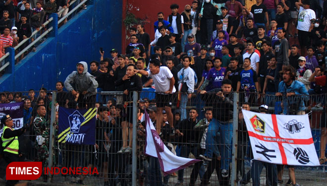 Supporter Persik Kediri (foto: Tria/TIMES Indonesia) 