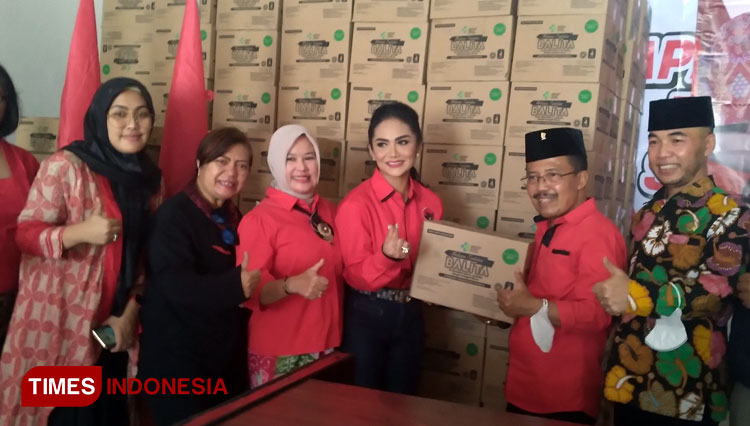 Membantu percepatan penanganan stunting di Kota Batu, anggota Komisi IX DPR RI, Dapil V Jawa Timur, Krisdayanti (KD) membagikan 298 karton Biskuit Makanan Tambahan Balita dan makanan pendamping Asi. (Foto: Muhammad Dhani Rahman/TIMES Indonesia)