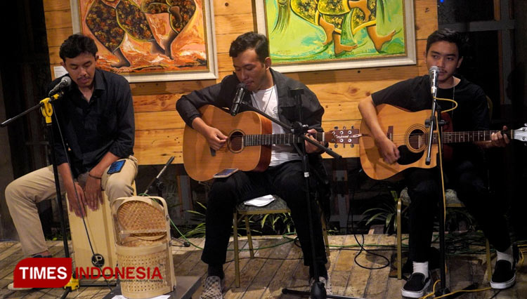 Komunitas Musik dari Fakultas Ekonomi dan Bisnis UAJY ketika mempersembahkan musik untuk penggalangan dana di Greenhost Boutique Hotel (FOTO: Dita for TIMES Indonesia)
