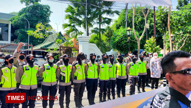 Pengamanan-tuntutan-buruh-Jombang-kepada-Bupati-a.jpg