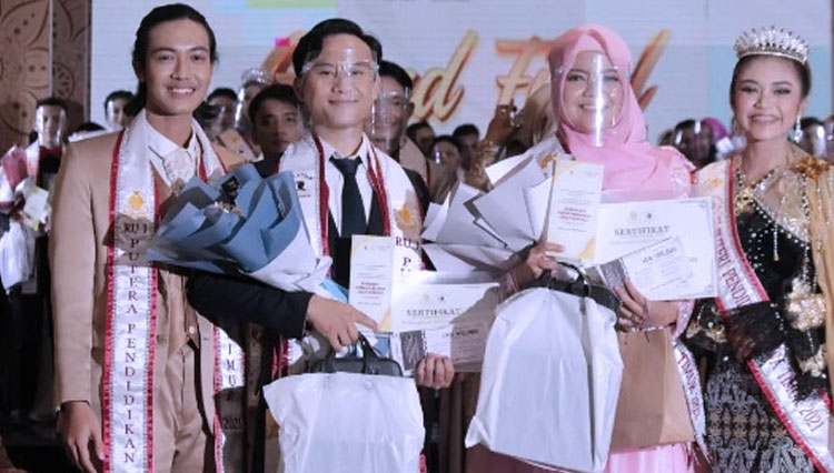 Tirta Meyriza Lubis saat mendapat anugerah Duta Pendidikan. (Foto: Instagram/@tirtameyrizkalubis)