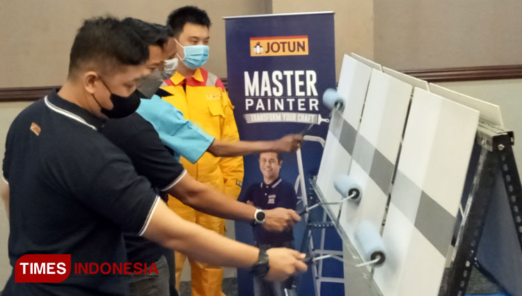 Peserta sedang praktek mengecat dengan arahan dari instruktur. (Foto: Totok Hidayat/TIMES Indonesia)