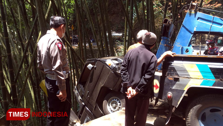 Tergelincir Tumpahan Solar, Mobil Pikap Masuk Jurang - TIMES Indonesia