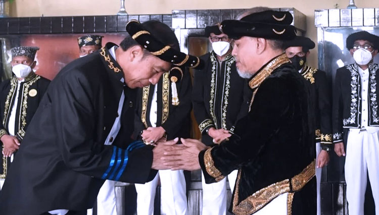 Presiden-Jokowi-bersama-Sultan-Ternate-3.jpg