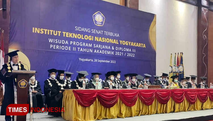 prosesi-wisuda-yang-diselenggarakan-Kampus-ITNY-a.jpg