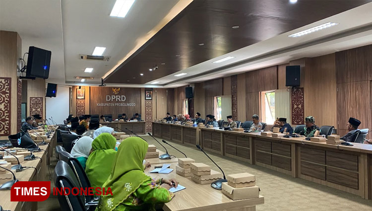 Sejumlah perwakilan dari organisasi keagamaan sedang audiensi bersama DPRD Kabupaten Probolinggo. (Foto: Abdul Jalil/TIMES Indonesia)