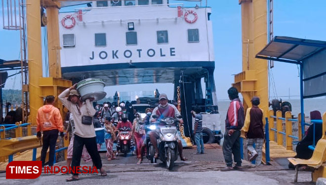 Kapal penyeberangan barang dan penumpang milik PT DLU di Tanjung Perak Surabaya, Kamis (29/9/2022).(Foto: Lely Yuana/TIMES Indonesia) 