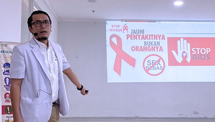 Pemateri pada sosialisasi pencegahan penularan HIV AIDS oleh dr Irfan Alfatizy. (Foto: Liza Octa Ferrostina)