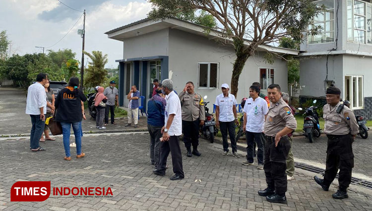 Warga bersama komunitas kucing saat bertemu oleh pihak Polsek Lowokwaru, Camat dan Lurah. (Foto: Rizky Kurniawan Pratama/TIMES Indonesia)