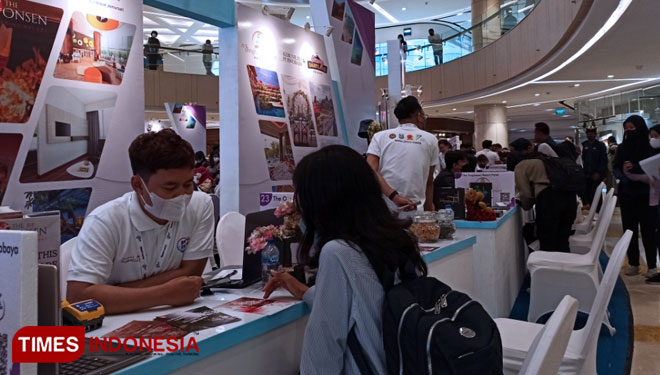 Pengunjung menanyakan sejumlah promo saat  Bursa Pariwisata 2022 di Atrium Tunjungan Plaza 6 Surabaya, Jumat (30/9/2022) petang.(Foto : Lely Yuana/TIMES Indonesia). 