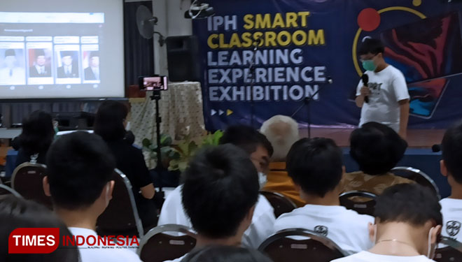 Siswa Kelas 9 IPH Schools melakukan presentasi pembelajaran PPKn lewat teknologi iPad, Jumat (30/9/2022).(Foto : Lely Yuana/TIMES Indonesia) 