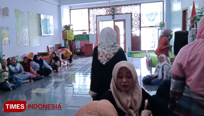 Para Guru yang tergabung dalam IGRA sedang menunggu proses casting di RA Baiturrahman Banyuwangi (Foto: Fazar Dimas/TIMES Indonesia)