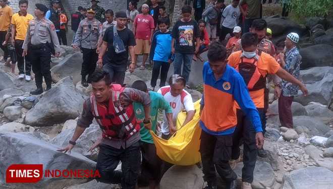 Petugas gabungan evakuasi korban tenggelam di Sungai Cijureuy Majalengka. (FOTO: Jaja Sumarja/TIMES Indonesia)